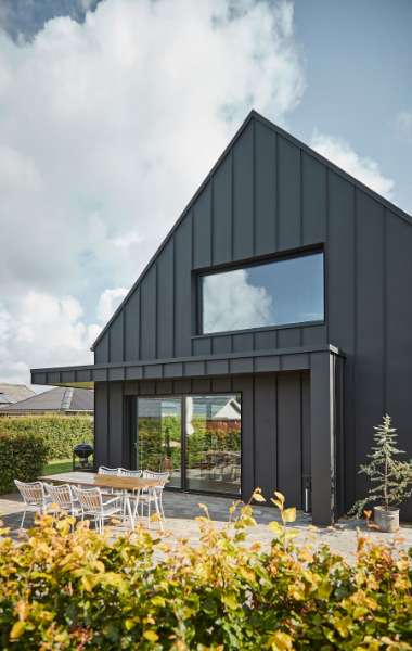 Red-brick house from the 1970s “repackaged” in steel profiles, Bakkelyparken 37, 8680 Ry